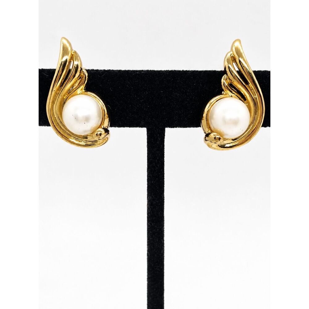 VINTAGE MARVELLA EARRINGS Faux Pearl Gold Tone Wing Clip On Signed - Picture 2 of 14